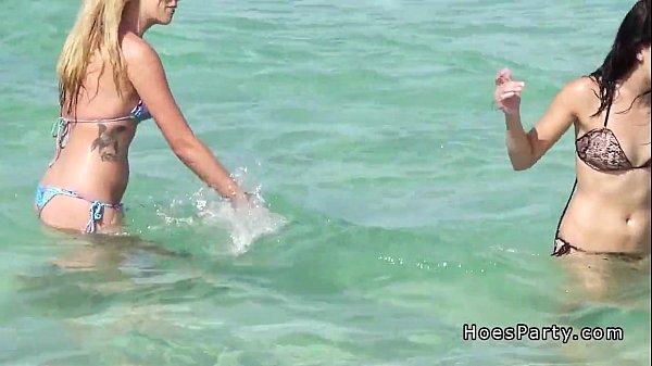 Случайная встреча с двумя голыми девушками на пляже привела к жмж - KingPorno