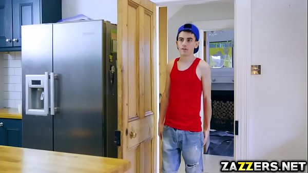 Мать трахается с сыном на кухне - HD порно видео