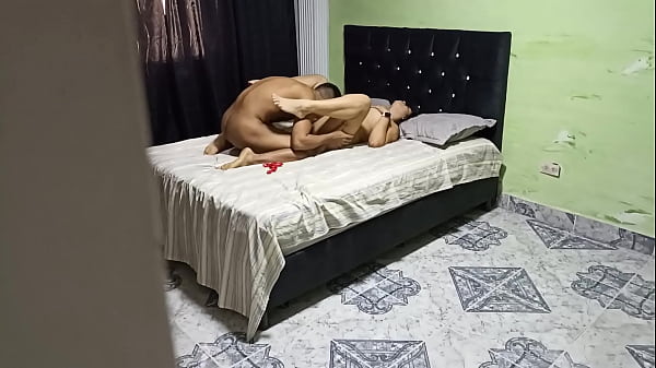 Секс на большой кровати
