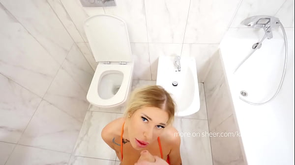 худенькая молодая блондинка голенькая в туалете (4)