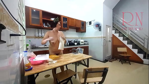 Голая зрелая дом работница убирается на кухне